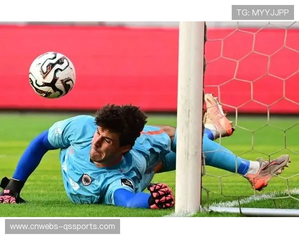 拉门斯扑救关键，曼联门神屡救险球