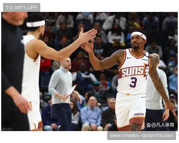 布拉德利重伤瞬间比赛暂停，双方球员情绪激动