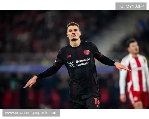 希克进球后指向看台，勒沃库森前锋用梅开二度完成完美复仇